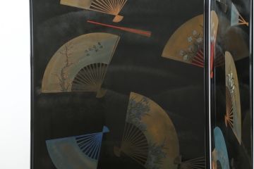 和製ビンテージ　新品未使用　展示品　超美品　香川漆器　漆工芸品　漆絵　貫涯　扇に草花の図が美しく描かれた折り畳み衝立(衝立て、つい立て、衝い立て、パーテーション、間仕切り、ディスプレイ、店舗什器、ヴィンテージ)(定価約200万円)(R-080687)
