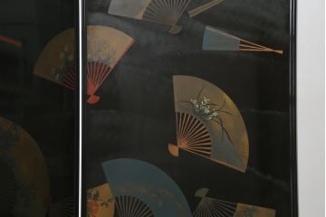 和製ビンテージ　新品未使用　展示品　超美品　香川漆器　漆工芸品　漆絵　貫涯　扇に草花の図が美しく描かれた折り畳み衝立(衝立て、つい立て、衝い立て、パーテーション、間仕切り、ディスプレイ、店舗什器、ヴィンテージ)(定価約200万円)(R-080687)