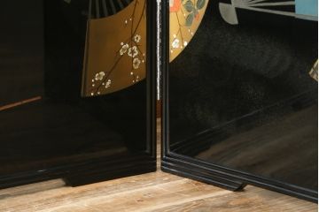 和製ビンテージ　新品未使用　展示品　超美品　香川漆器　漆工芸品　漆絵　貫涯　扇に草花の図が美しく描かれた折り畳み衝立(衝立て、つい立て、衝い立て、パーテーション、間仕切り、ディスプレイ、店舗什器、ヴィンテージ)(定価約200万円)(R-080687)