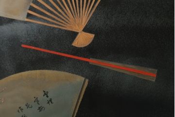 和製ビンテージ　新品未使用　展示品　超美品　香川漆器　漆工芸品　漆絵　貫涯　扇に草花の図が美しく描かれた折り畳み衝立(衝立て、つい立て、衝い立て、パーテーション、間仕切り、ディスプレイ、店舗什器、ヴィンテージ)(定価約200万円)(R-080687)
