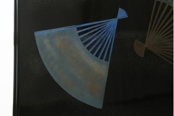 和製ビンテージ　新品未使用　展示品　超美品　香川漆器　漆工芸品　漆絵　貫涯　扇に草花の図が美しく描かれた折り畳み衝立(衝立て、つい立て、衝い立て、パーテーション、間仕切り、ディスプレイ、店舗什器、ヴィンテージ)(定価約200万円)(R-080687)