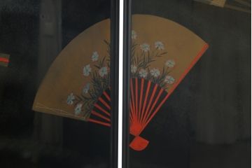 和製ビンテージ　新品未使用　展示品　超美品　香川漆器　漆工芸品　漆絵　貫涯　扇に草花の図が美しく描かれた折り畳み衝立(衝立て、つい立て、衝い立て、パーテーション、間仕切り、ディスプレイ、店舗什器、ヴィンテージ)(定価約200万円)(R-080687)