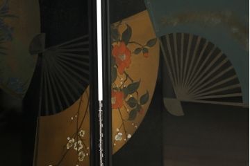 和製ビンテージ　新品未使用　展示品　超美品　香川漆器　漆工芸品　漆絵　貫涯　扇に草花の図が美しく描かれた折り畳み衝立(衝立て、つい立て、衝い立て、パーテーション、間仕切り、ディスプレイ、店舗什器、ヴィンテージ)(定価約200万円)(R-080687)