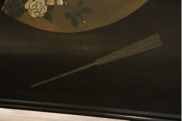 和製ビンテージ　新品未使用　展示品　超美品　香川漆器　漆工芸品　漆絵　貫涯　扇に草花の図が美しく描かれた折り畳み衝立(衝立て、つい立て、衝い立て、パーテーション、間仕切り、ディスプレイ、店舗什器、ヴィンテージ)(定価約200万円)(R-080687)