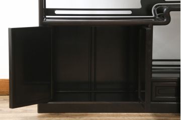 和製ビンテージ　美品　最高級　国産職人手作り　黒檀(コクタン)材　漆塗りの品のある佇まいが美しい蒔絵入り飾り棚(茶棚、戸棚、収納棚、違い棚、ヴィンテージ)(定価約150万円)(R-080689)