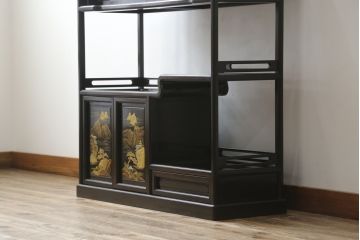 和製ビンテージ　美品　最高級　国産職人手作り　黒檀(コクタン)材　漆塗りの品のある佇まいが美しい蒔絵入り飾り棚(茶棚、戸棚、収納棚、違い棚、ヴィンテージ)(定価約150万円)(R-080689)