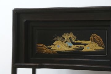 和製ビンテージ　美品　最高級　国産職人手作り　黒檀(コクタン)材　漆塗りの品のある佇まいが美しい蒔絵入り飾り棚(茶棚、戸棚、収納棚、違い棚、ヴィンテージ)(定価約150万円)(R-080689)