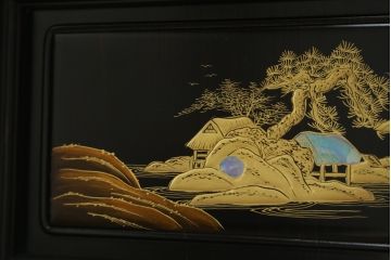 和製ビンテージ　美品　最高級　国産職人手作り　黒檀(コクタン)材　漆塗りの品のある佇まいが美しい蒔絵入り飾り棚(茶棚、戸棚、収納棚、違い棚、ヴィンテージ)(定価約150万円)(R-080689)