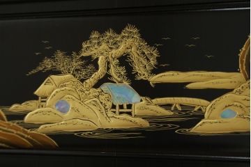 和製ビンテージ　美品　最高級　国産職人手作り　黒檀(コクタン)材　漆塗りの品のある佇まいが美しい蒔絵入り飾り棚(茶棚、戸棚、収納棚、違い棚、ヴィンテージ)(定価約150万円)(R-080689)