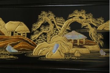 和製ビンテージ　美品　最高級　国産職人手作り　黒檀(コクタン)材　漆塗りの品のある佇まいが美しい蒔絵入り飾り棚(茶棚、戸棚、収納棚、違い棚、ヴィンテージ)(定価約150万円)(R-080689)