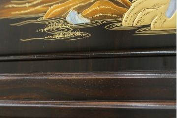 和製ビンテージ　美品　最高級　国産職人手作り　黒檀(コクタン)材　漆塗りの品のある佇まいが美しい蒔絵入り飾り棚(茶棚、戸棚、収納棚、違い棚、ヴィンテージ)(定価約150万円)(R-080689)