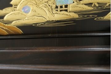 和製ビンテージ　美品　最高級　国産職人手作り　黒檀(コクタン)材　漆塗りの品のある佇まいが美しい蒔絵入り飾り棚(茶棚、戸棚、収納棚、違い棚、ヴィンテージ)(定価約150万円)(R-080689)