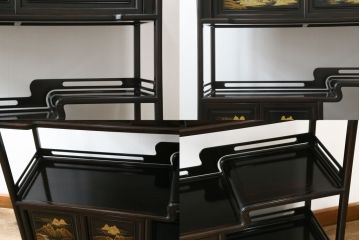和製ビンテージ　美品　最高級　国産職人手作り　黒檀(コクタン)材　漆塗りの品のある佇まいが美しい蒔絵入り飾り棚(茶棚、戸棚、収納棚、違い棚、ヴィンテージ)(定価約150万円)(R-080689)