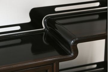 和製ビンテージ　美品　最高級　国産職人手作り　黒檀(コクタン)材　漆塗りの品のある佇まいが美しい蒔絵入り飾り棚(茶棚、戸棚、収納棚、違い棚、ヴィンテージ)(定価約150万円)(R-080689)
