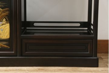 和製ビンテージ　美品　最高級　国産職人手作り　黒檀(コクタン)材　漆塗りの品のある佇まいが美しい蒔絵入り飾り棚(茶棚、戸棚、収納棚、違い棚、ヴィンテージ)(定価約150万円)(R-080689)