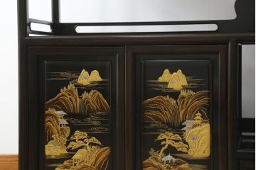 和製ビンテージ　美品　最高級　国産職人手作り　黒檀(コクタン)材　漆塗りの品のある佇まいが美しい蒔絵入り飾り棚(茶棚、戸棚、収納棚、違い棚、ヴィンテージ)(定価約150万円)(R-080689)