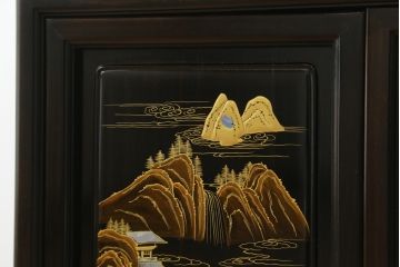 和製ビンテージ　美品　最高級　国産職人手作り　黒檀(コクタン)材　漆塗りの品のある佇まいが美しい蒔絵入り飾り棚(茶棚、戸棚、収納棚、違い棚、ヴィンテージ)(定価約150万円)(R-080689)