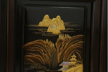 和製ビンテージ　美品　最高級　国産職人手作り　黒檀(コクタン)材　漆塗りの品のある佇まいが美しい蒔絵入り飾り棚(茶棚、戸棚、収納棚、違い棚、ヴィンテージ)(定価約150万円)(R-080689)