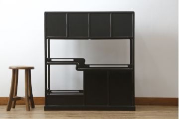 和製ビンテージ　美品　最高級　国産職人手作り　黒檀(コクタン)材　漆塗りの品のある佇まいが美しい蒔絵入り飾り棚(茶棚、戸棚、収納棚、違い棚、ヴィンテージ)(定価約150万円)(R-080689)