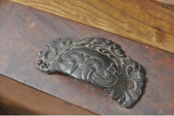 和製アンティーク　上手物!!　総欅(ケヤキ)材　天板上杢(玉杢)　時代の流れを感じる素朴な佇まいが魅力的な引き出し付き文机( ローテーブル、座卓、座机、センターテーブル)(R-080690)