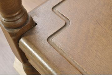 和製ビンテージ　2way!!　国産　職人手作りの良品　ナラ材　2通りの使い方が出来る彫刻入りのモンクスベンチ(テーブル、サイドテーブル、丸テーブル、ラウンドテーブル、椅子、イス、ヴィンテージ)(R-080692)