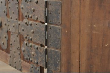和製アンティーク　明治期　前面桐(キリ)材　味わい深い風合いの関東衣装箪笥ローボード(ローチェスト、和たんす、時代箪笥、収納タンス、整理箪笥、引き出し、テレビボード、テレビ台、TVボード、TV台)(R-080696)
