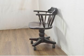 和製ビンテージ　希少　絶版品　北海道民芸家具　細部までこだわりが感じられるキャスター付き回転デスクチェア(キャプテンチェア、板座チェア、回転チェア、キャスターチェア、椅子、イス、ヴィンテージ、高さ調整可能)(R-080697)