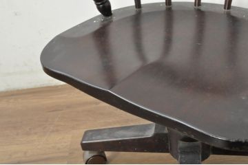 和製ビンテージ　希少　絶版品　北海道民芸家具　細部までこだわりが感じられるキャスター付き回転デスクチェア(キャプテンチェア、板座チェア、回転チェア、キャスターチェア、椅子、イス、ヴィンテージ、高さ調整可能)(R-080698)
