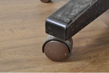 和製ビンテージ　希少　絶版品　北海道民芸家具　細部までこだわりが感じられるキャスター付き回転デスクチェア(キャプテンチェア、板座チェア、回転チェア、キャスターチェア、椅子、イス、ヴィンテージ、高さ調整可能)(R-080698)