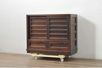 中古　北海道民芸家具　天板カットあり　落ち着きのある色合いが和モダンな印象を深める茶棚(茶箪笥、収納棚、戸棚)(R-080700)