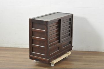 中古　北海道民芸家具　天板カットあり　落ち着きのある色合いが和モダンな印象を深める茶棚(茶箪笥、収納棚、戸棚)(R-080700)