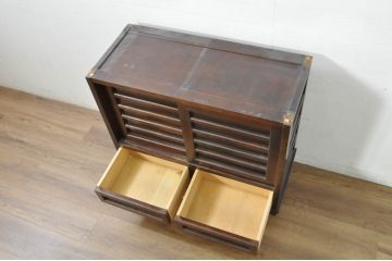 中古　北海道民芸家具　天板カットあり　落ち着きのある色合いが和モダンな印象を深める茶棚(茶箪笥、収納棚、戸棚)(R-080700)