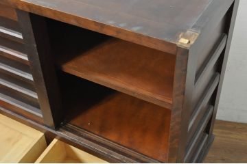 中古　北海道民芸家具　天板カットあり　落ち着きのある色合いが和モダンな印象を深める茶棚(茶箪笥、収納棚、戸棚)(R-080700)