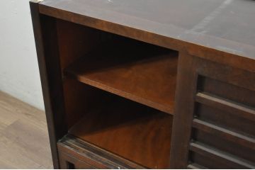 中古　北海道民芸家具　天板カットあり　落ち着きのある色合いが和モダンな印象を深める茶棚(茶箪笥、収納棚、戸棚)(R-080700)