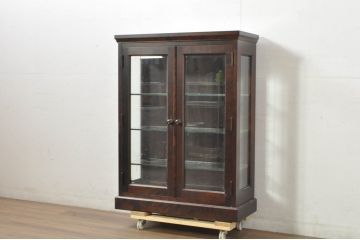 中古　希少な廃番品　北海道民芸家具　クラシカルな雰囲気の小振りなキャビネット(収納棚、戸棚、サイドキャビネット、飾り棚、陳列棚、店舗什器)(R-080701)