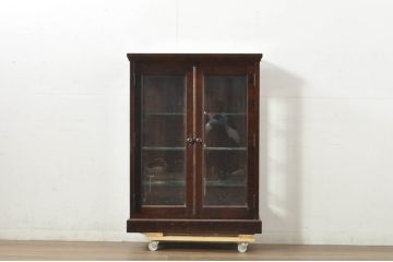 中古　希少な廃番品　北海道民芸家具　クラシカルな雰囲気の小振りなキャビネット(収納棚、戸棚、サイドキャビネット、飾り棚、陳列棚、店舗什器)(R-080701)