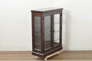中古　希少な廃番品　北海道民芸家具　クラシカルな雰囲気の小振りなキャビネット(収納棚、戸棚、サイドキャビネット、飾り棚、陳列棚、店舗什器)(R-080701)