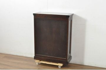 中古　希少な廃番品　北海道民芸家具　クラシカルな雰囲気の小振りなキャビネット(収納棚、戸棚、サイドキャビネット、飾り棚、陳列棚、店舗什器)(R-080701)