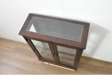 中古　希少な廃番品　北海道民芸家具　クラシカルな雰囲気の小振りなキャビネット(収納棚、戸棚、サイドキャビネット、飾り棚、陳列棚、店舗什器)(R-080701)