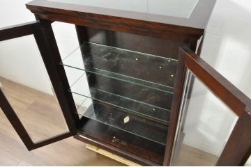 中古　希少な廃番品　北海道民芸家具　クラシカルな雰囲気の小振りなキャビネット(収納棚、戸棚、サイドキャビネット、飾り棚、陳列棚、店舗什器)(R-080701)