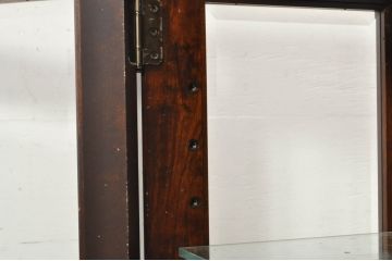 中古　希少な廃番品　北海道民芸家具　クラシカルな雰囲気の小振りなキャビネット(収納棚、戸棚、サイドキャビネット、飾り棚、陳列棚、店舗什器)(R-080701)