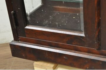 中古　希少な廃番品　北海道民芸家具　クラシカルな雰囲気の小振りなキャビネット(収納棚、戸棚、サイドキャビネット、飾り棚、陳列棚、店舗什器)(R-080701)