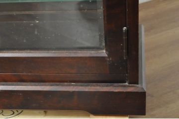 中古　希少な廃番品　北海道民芸家具　クラシカルな雰囲気の小振りなキャビネット(収納棚、戸棚、サイドキャビネット、飾り棚、陳列棚、店舗什器)(R-080701)