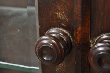 中古　希少な廃番品　北海道民芸家具　クラシカルな雰囲気の小振りなキャビネット(収納棚、戸棚、サイドキャビネット、飾り棚、陳列棚、店舗什器)(R-080701)