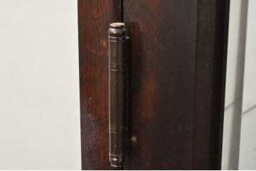 中古　希少な廃番品　北海道民芸家具　クラシカルな雰囲気の小振りなキャビネット(収納棚、戸棚、サイドキャビネット、飾り棚、陳列棚、店舗什器)(R-080701)