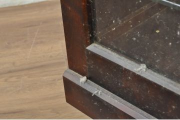 中古　希少な廃番品　北海道民芸家具　クラシカルな雰囲気の小振りなキャビネット(収納棚、戸棚、サイドキャビネット、飾り棚、陳列棚、店舗什器)(R-080701)