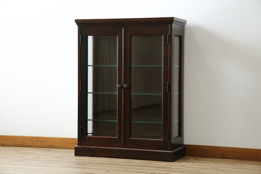 中古　希少な廃番品　北海道民芸家具　クラシカルな雰囲気の小振りなキャビネット(収納棚、戸棚、サイドキャビネット、飾り棚、陳列棚、店舗什器)(R-080701)