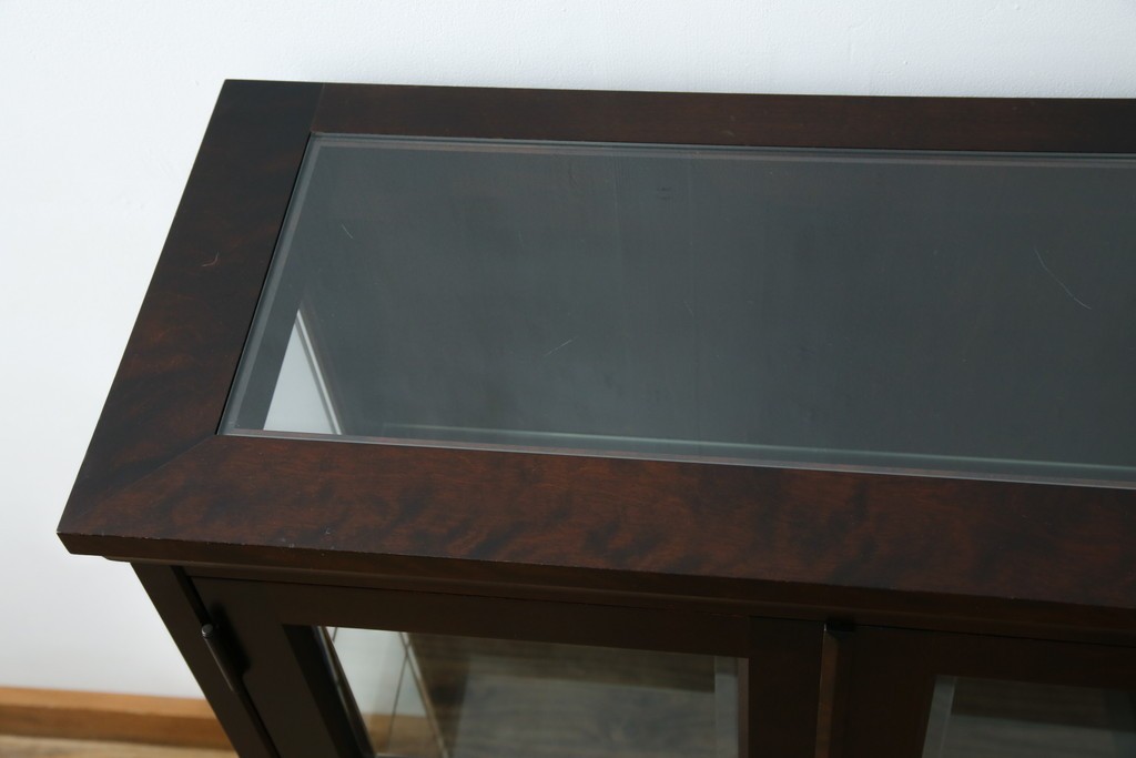 中古　希少な廃番品　北海道民芸家具　クラシカルな雰囲気の小振りなキャビネット(収納棚、戸棚、サイドキャビネット、飾り棚、陳列棚、店舗什器)(R-080701)