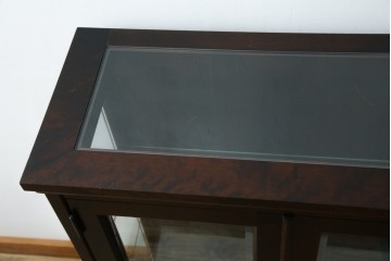 中古　希少な廃番品　北海道民芸家具　クラシカルな雰囲気の小振りなキャビネット(収納棚、戸棚、サイドキャビネット、飾り棚、陳列棚、店舗什器)(R-080701)