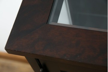 中古　希少な廃番品　北海道民芸家具　クラシカルな雰囲気の小振りなキャビネット(収納棚、戸棚、サイドキャビネット、飾り棚、陳列棚、店舗什器)(R-080701)